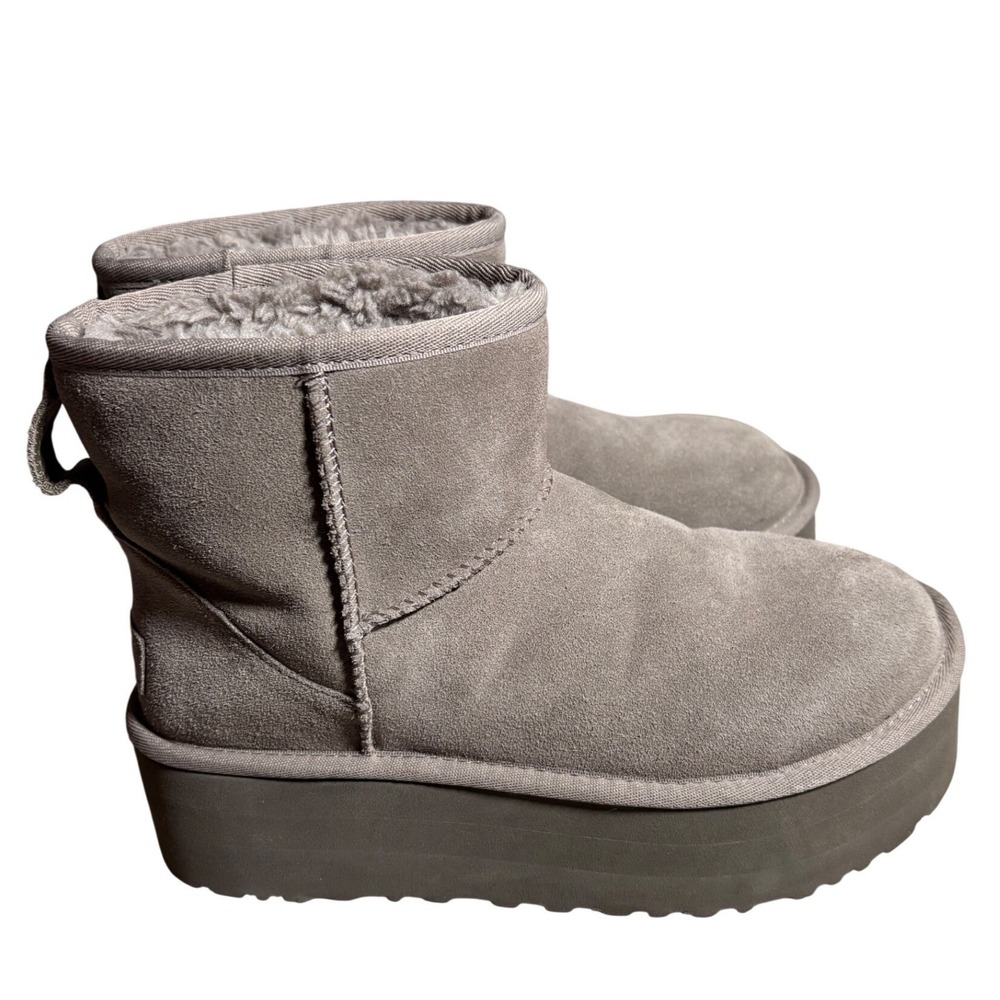 UGG Classic Mini Platform Boots Womens 7 Grey Suede Sheepskin Casual Cozy Warm